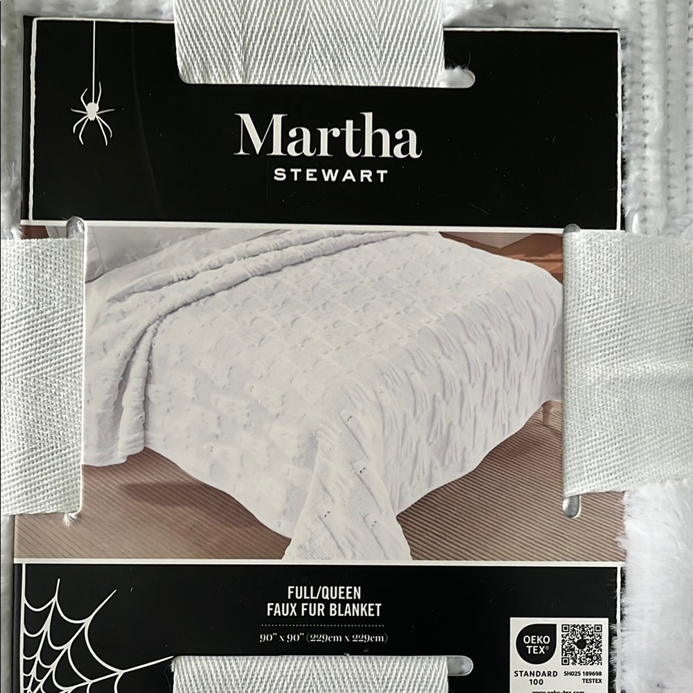 Martha Stewart White Ghostly Throw - Picture 5 of 5